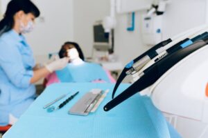 שחיקת שיניים ביום ובלילה: גורמים ופתרונות