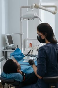 שיניים כהות לאחר טיפול שורש – למה זה קורה ומה אפשר לעשות?