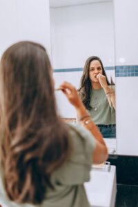 מה גורם לריח רע מהפה גם כשמצחצחים? הסיבות הנסתרות