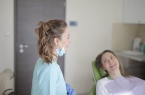 האם ברוקסיזם (חריקת שיניים) פוגע בשיניים שלך? סימנים ופתרונות
