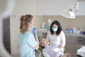 שיקום הפה במטופלים עם מחלות כרוניות – התאמה אישית למטופלים עם סוכרת או מחלות לב