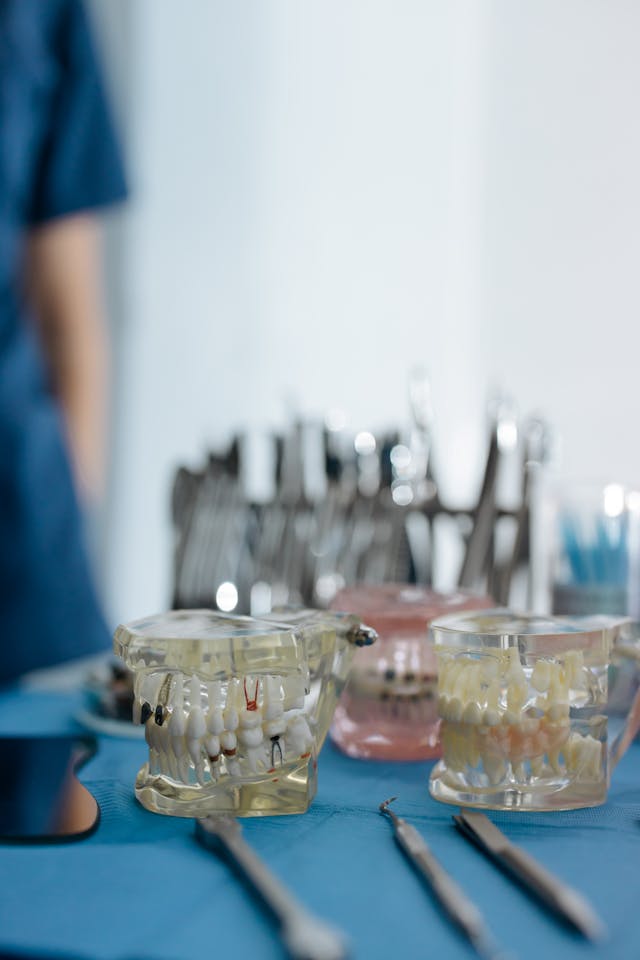 טיפול שיקומי בפה בשילוב סד לילה לחריקת שיניים